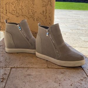 Like new gray sneaker wedges